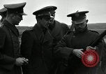Immagine di La visita latino-americano di ufficiali militari di cottura fucili Garand Fort Riley Kansas USA, 1942, secondo 16 filmato di repertorio 65675030497