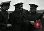 Immagine di La visita latino-americano di ufficiali militari di cottura fucili Garand Fort Riley Kansas USA, 1942, secondo 17 filmato di repertorio 65675030497