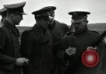 Immagine di La visita latino-americano di ufficiali militari di cottura fucili Garand Fort Riley Kansas USA, 1942, secondo 18 filmato di repertorio 65675030497