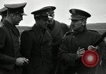 Immagine di La visita latino-americano di ufficiali militari di cottura fucili Garand Fort Riley Kansas USA, 1942, secondo 19 filmato di repertorio 65675030497