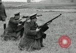 Immagine di La visita latino-americano di ufficiali militari di cottura fucili Garand Fort Riley Kansas USA, 1942, secondo 20 filmato di repertorio 65675030497