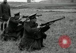 Immagine di La visita latino-americano di ufficiali militari di cottura fucili Garand Fort Riley Kansas USA, 1942, secondo 21 filmato di repertorio 65675030497