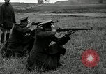 Immagine di La visita latino-americano di ufficiali militari di cottura fucili Garand Fort Riley Kansas USA, 1942, secondo 22 filmato di repertorio 65675030497
