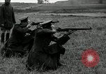 Immagine di La visita latino-americano di ufficiali militari di cottura fucili Garand Fort Riley Kansas USA, 1942, secondo 23 filmato di repertorio 65675030497