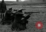 Immagine di La visita latino-americano di ufficiali militari di cottura fucili Garand Fort Riley Kansas USA, 1942, secondo 24 filmato di repertorio 65675030497