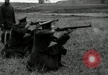 Immagine di La visita latino-americano di ufficiali militari di cottura fucili Garand Fort Riley Kansas USA, 1942, secondo 25 filmato di repertorio 65675030497