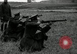 Immagine di La visita latino-americano di ufficiali militari di cottura fucili Garand Fort Riley Kansas USA, 1942, secondo 26 filmato di repertorio 65675030497