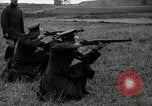 Immagine di La visita latino-americano di ufficiali militari di cottura fucili Garand Fort Riley Kansas USA, 1942, secondo 27 filmato di repertorio 65675030497
