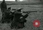 Immagine di La visita latino-americano di ufficiali militari di cottura fucili Garand Fort Riley Kansas USA, 1942, secondo 28 filmato di repertorio 65675030497