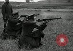 Immagine di La visita latino-americano di ufficiali militari di cottura fucili Garand Fort Riley Kansas USA, 1942, secondo 29 filmato di repertorio 65675030497