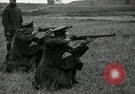 Immagine di La visita latino-americano di ufficiali militari di cottura fucili Garand Fort Riley Kansas USA, 1942, secondo 30 filmato di repertorio 65675030497