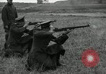 Immagine di La visita latino-americano di ufficiali militari di cottura fucili Garand Fort Riley Kansas USA, 1942, secondo 31 filmato di repertorio 65675030497