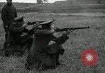 Immagine di La visita latino-americano di ufficiali militari di cottura fucili Garand Fort Riley Kansas USA, 1942, secondo 32 filmato di repertorio 65675030497