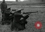 Immagine di La visita latino-americano di ufficiali militari di cottura fucili Garand Fort Riley Kansas USA, 1942, secondo 33 filmato di repertorio 65675030497