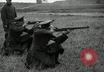 Immagine di La visita latino-americano di ufficiali militari di cottura fucili Garand Fort Riley Kansas USA, 1942, secondo 34 filmato di repertorio 65675030497