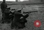 Immagine di La visita latino-americano di ufficiali militari di cottura fucili Garand Fort Riley Kansas USA, 1942, secondo 35 filmato di repertorio 65675030497