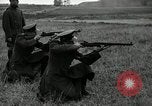 Immagine di La visita latino-americano di ufficiali militari di cottura fucili Garand Fort Riley Kansas USA, 1942, secondo 36 filmato di repertorio 65675030497