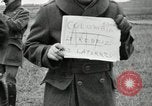 Immagine di La visita latino-americano di ufficiali militari di cottura fucili Garand Fort Riley Kansas USA, 1942, secondo 38 filmato di repertorio 65675030497