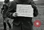 Immagine di La visita latino-americano di ufficiali militari di cottura fucili Garand Fort Riley Kansas USA, 1942, secondo 39 filmato di repertorio 65675030497