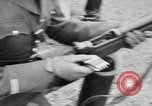 Immagine di La visita latino-americano di ufficiali militari di cottura fucili Garand Fort Riley Kansas USA, 1942, secondo 40 filmato di repertorio 65675030497
