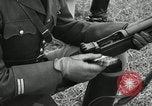 Immagine di La visita latino-americano di ufficiali militari di cottura fucili Garand Fort Riley Kansas USA, 1942, secondo 41 filmato di repertorio 65675030497