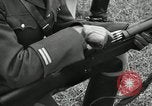 Immagine di La visita latino-americano di ufficiali militari di cottura fucili Garand Fort Riley Kansas USA, 1942, secondo 42 filmato di repertorio 65675030497