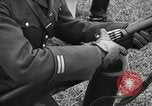 Immagine di La visita latino-americano di ufficiali militari di cottura fucili Garand Fort Riley Kansas USA, 1942, secondo 43 filmato di repertorio 65675030497
