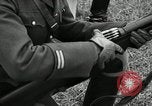 Immagine di La visita latino-americano di ufficiali militari di cottura fucili Garand Fort Riley Kansas USA, 1942, secondo 44 filmato di repertorio 65675030497
