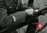 Immagine di La visita latino-americano di ufficiali militari di cottura fucili Garand Fort Riley Kansas USA, 1942, secondo 45 filmato di repertorio 65675030497