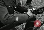 Immagine di La visita latino-americano di ufficiali militari di cottura fucili Garand Fort Riley Kansas USA, 1942, secondo 46 filmato di repertorio 65675030497