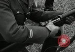 Immagine di La visita latino-americano di ufficiali militari di cottura fucili Garand Fort Riley Kansas USA, 1942, secondo 47 filmato di repertorio 65675030497