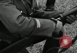 Immagine di La visita latino-americano di ufficiali militari di cottura fucili Garand Fort Riley Kansas USA, 1942, secondo 48 filmato di repertorio 65675030497