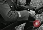 Immagine di La visita latino-americano di ufficiali militari di cottura fucili Garand Fort Riley Kansas USA, 1942, secondo 49 filmato di repertorio 65675030497