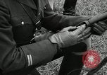 Immagine di La visita latino-americano di ufficiali militari di cottura fucili Garand Fort Riley Kansas USA, 1942, secondo 50 filmato di repertorio 65675030497