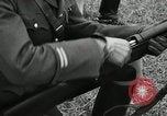 Immagine di La visita latino-americano di ufficiali militari di cottura fucili Garand Fort Riley Kansas USA, 1942, secondo 51 filmato di repertorio 65675030497
