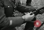 Immagine di La visita latino-americano di ufficiali militari di cottura fucili Garand Fort Riley Kansas USA, 1942, secondo 52 filmato di repertorio 65675030497