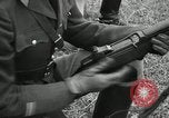 Immagine di La visita latino-americano di ufficiali militari di cottura fucili Garand Fort Riley Kansas USA, 1942, secondo 53 filmato di repertorio 65675030497