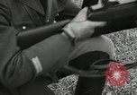 Immagine di La visita latino-americano di ufficiali militari di cottura fucili Garand Fort Riley Kansas USA, 1942, secondo 54 filmato di repertorio 65675030497