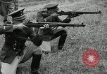 Immagine di La visita latino-americano di ufficiali militari di cottura fucili Garand Fort Riley Kansas USA, 1942, secondo 55 filmato di repertorio 65675030497