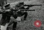 Immagine di La visita latino-americano di ufficiali militari di cottura fucili Garand Fort Riley Kansas USA, 1942, secondo 56 filmato di repertorio 65675030497