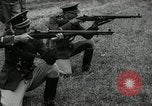 Immagine di La visita latino-americano di ufficiali militari di cottura fucili Garand Fort Riley Kansas USA, 1942, secondo 57 filmato di repertorio 65675030497
