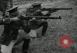 Immagine di La visita latino-americano di ufficiali militari di cottura fucili Garand Fort Riley Kansas USA, 1942, secondo 58 filmato di repertorio 65675030497