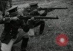 Immagine di La visita latino-americano di ufficiali militari di cottura fucili Garand Fort Riley Kansas USA, 1942, secondo 59 filmato di repertorio 65675030497