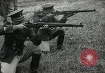 Immagine di La visita latino-americano di ufficiali militari di cottura fucili Garand Fort Riley Kansas USA, 1942, secondo 60 filmato di repertorio 65675030497