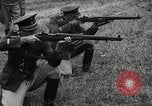 Immagine di La visita latino-americano di ufficiali militari di cottura fucili Garand Fort Riley Kansas USA, 1942, secondo 61 filmato di repertorio 65675030497