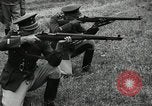 Immagine di La visita latino-americano di ufficiali militari di cottura fucili Garand Fort Riley Kansas USA, 1942, secondo 62 filmato di repertorio 65675030497