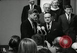 Standbild Bob Hope Washington DC White House USA, 1963, aus Sekunde 12 historischem Filmmaterial Videoclip 65675030505