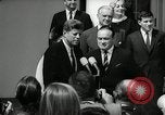 Standbild Bob Hope Washington DC White House USA, 1963, aus Sekunde 13 historischem Filmmaterial Videoclip 65675030505