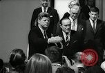 Standbild Bob Hope Washington DC White House USA, 1963, aus Sekunde 15 historischem Filmmaterial Videoclip 65675030505