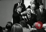 Standbild Bob Hope Washington DC White House USA, 1963, aus Sekunde 16 historischem Filmmaterial Videoclip 65675030505